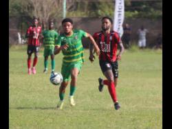 Arnett Gardens’ Roderick Granville (right), the match’s only goalscorer, is in a foot race with Vere United’s Odane Murray during their Jamaica Premier League encounter at Effortville yesterday.