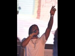 Nhance performing at Livewire.