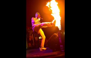 Sizzla was in red hot form at Fashionistas. 