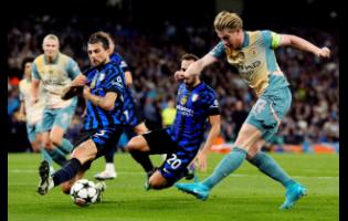 Manchester City’s Kevin De Bruyne (right) shoots during their 0-0 Champions League opening phase soccer match against Inter Milan in Manchester, England, yesterday.