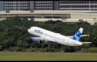 A JetBlue Airways Airbus A320-232 takes off from the Tampa International Airport in Tampa, Fla., May 15, 2014 (AP Photo/Chris O'Meara, File)