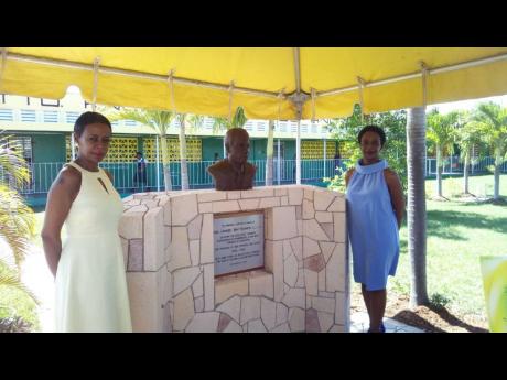  Dr Karen Francis (left) and Francine Francis Chin, daughters of the late Ben Francis, stand by his bust. 