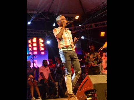 Beenie Man’s protégé, Little D, gets his turn on stage.
