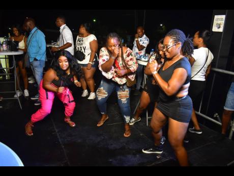 Willie Bounce? These patrons show how it’s done.