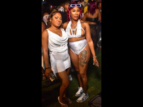  Gal pals Dor Dor (left) and Sher share lens space.