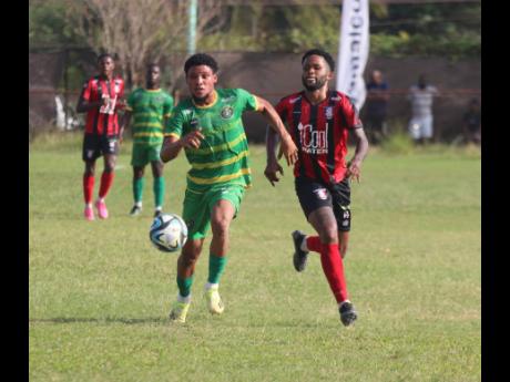 Arnett Gardens’ Roderick Granville (right), the match’s only goalscorer, is in a foot race with Vere United’s Odane Murray during their Jamaica Premier League encounter at Effortville yesterday.