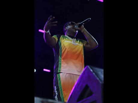 American rapper, Jadakiss performed a medley of some of his best hits and popular collaborations as he showed love to fans and Sashi's promoter for his first live Sashi show.