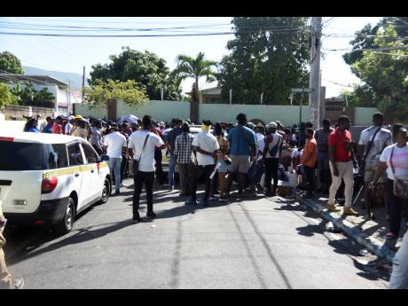 File photo shows persons trying to take advantage of a traffic ticket amnesty in the Corporate Area in 2023.